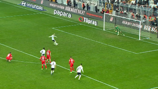 Sahalarda ender görülen anlar! Beşiktaş'ın penaltısı neden geçerlilik kazanmadı?