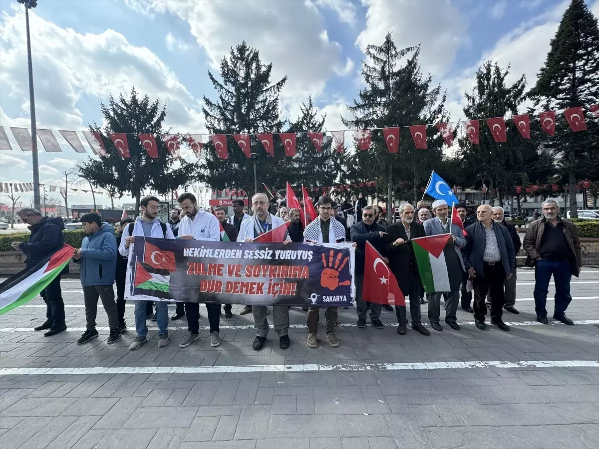 Sakarya\'da Hekimler ve Sağlık Çalışanları İsrail\'in Gazze\'ye Yönelik Saldırıları Protesto Etti