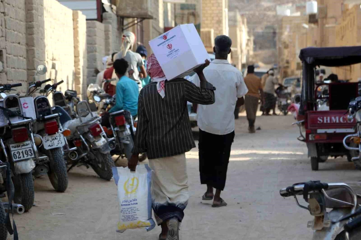 TDV Yemen\'de ihtiyaç sahiplerine gıda yardımı yapıyor