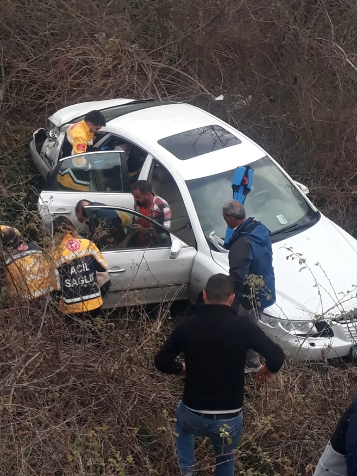 Tokat\'ta tarlaya düşen otomobilde 3 İranlı yaralandı