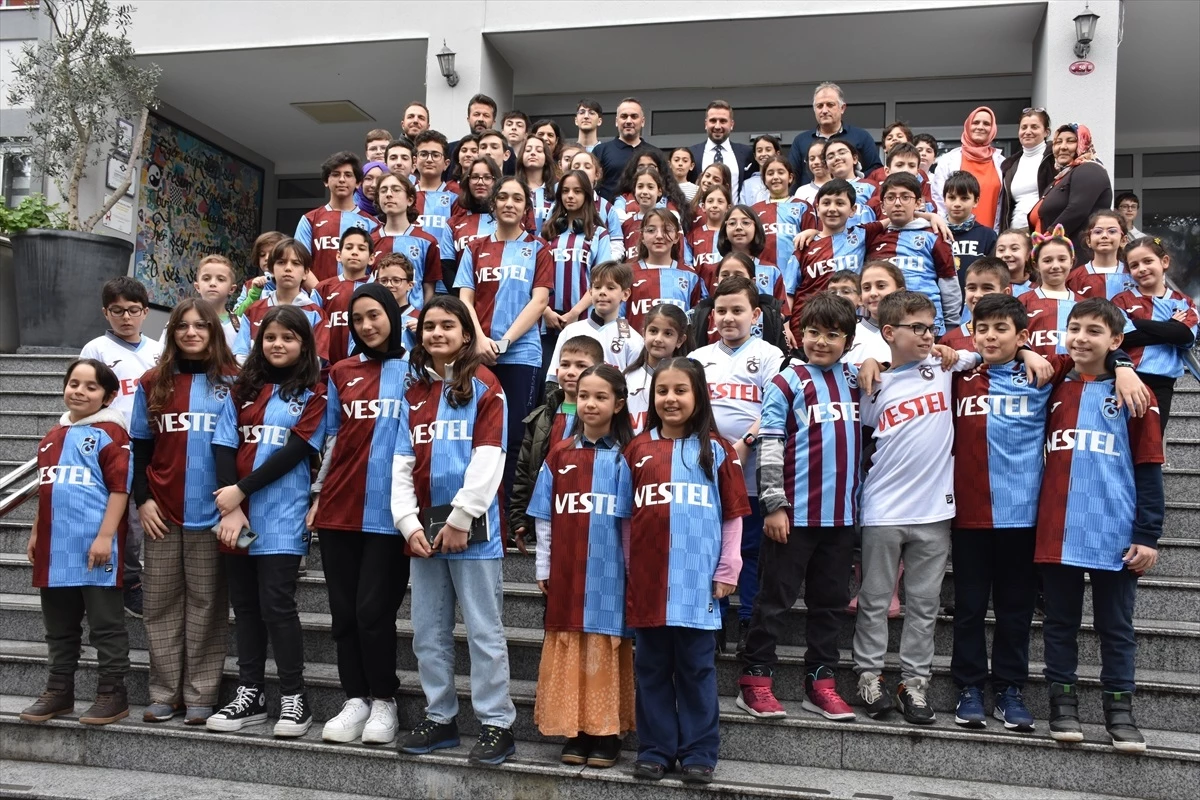 Trabzonspor Yöneticisi Birhan Emre Yazıcı, Faruk Başaran Bilim ve Sanat Merkezi\'nde Öğrencilerle Buluştu