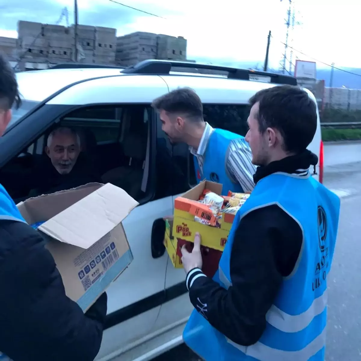 Akyazı\'da trafikte kalan sürücülere iftariyelik ikramı