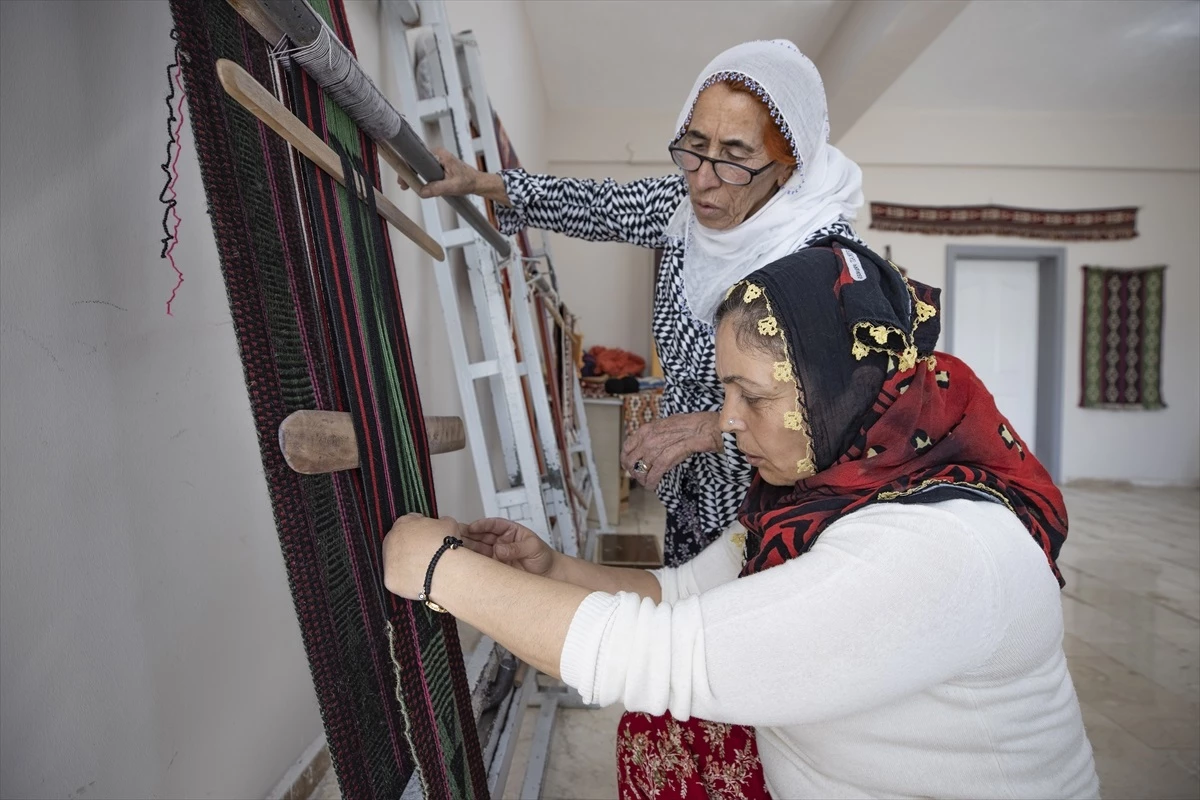 Tunceli\'de Açılan Kursla Kadınlar Kaybolmaya Yüz Tutmuş El Dokumalarını Gelecek Nesillere Aktarıyor