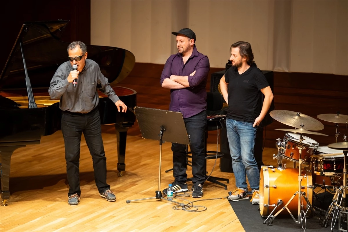 Tunus doğumlu İsviçreli caz piyanisti Moncef Genoud İzmir Avrupa Caz Festivali\'nde konser verdi