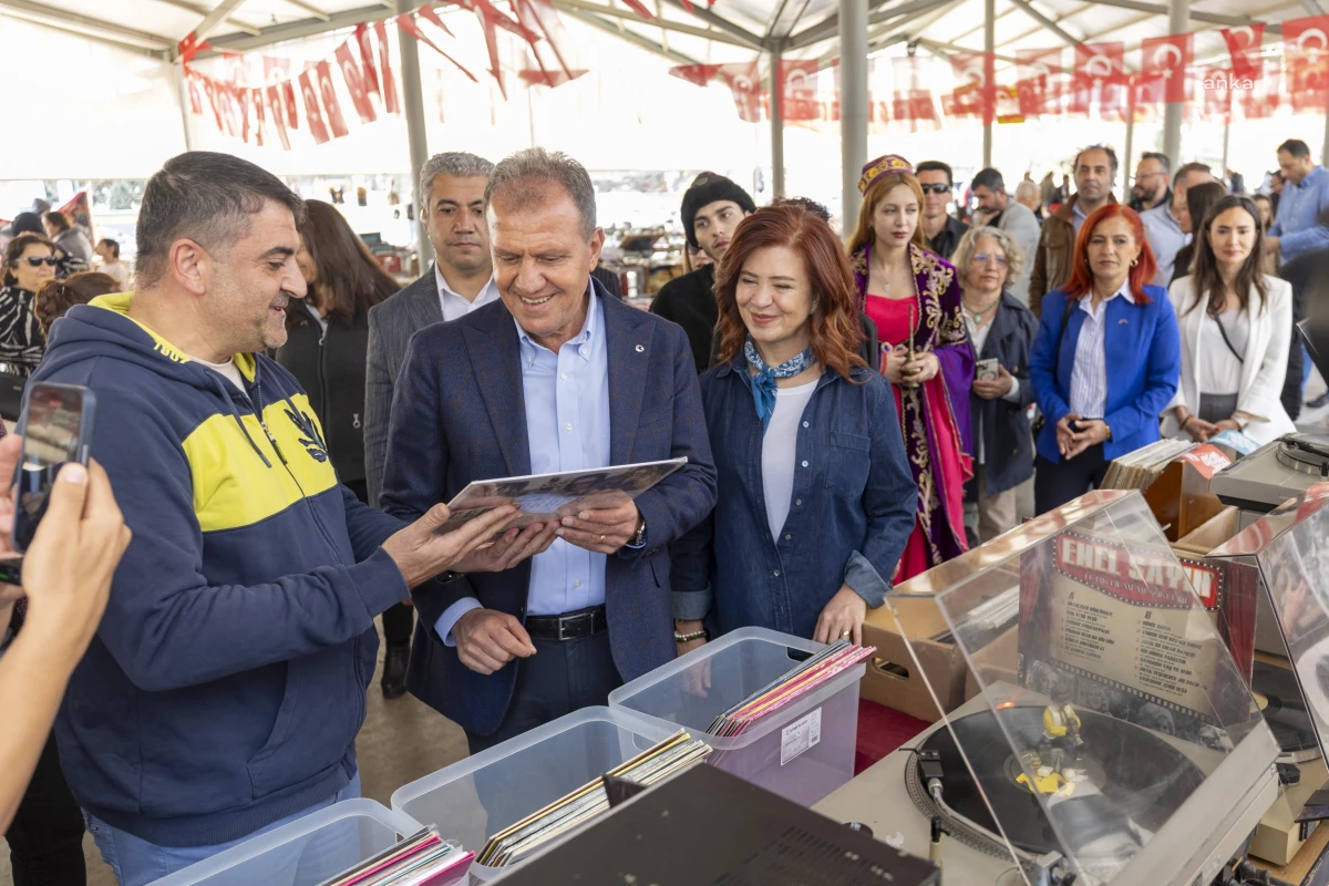 Mersin Büyükşehir Belediye Başkanı Vahap Seçer, Antika Pazarı\'nı Ziyaret Etti