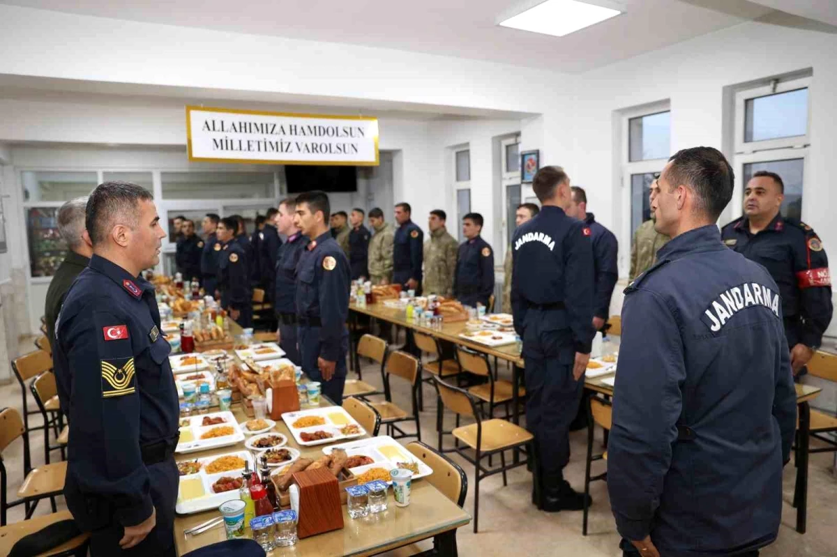 Düzce Valisi Selçuk Aslan, askerlerle birlikte iftar açtı