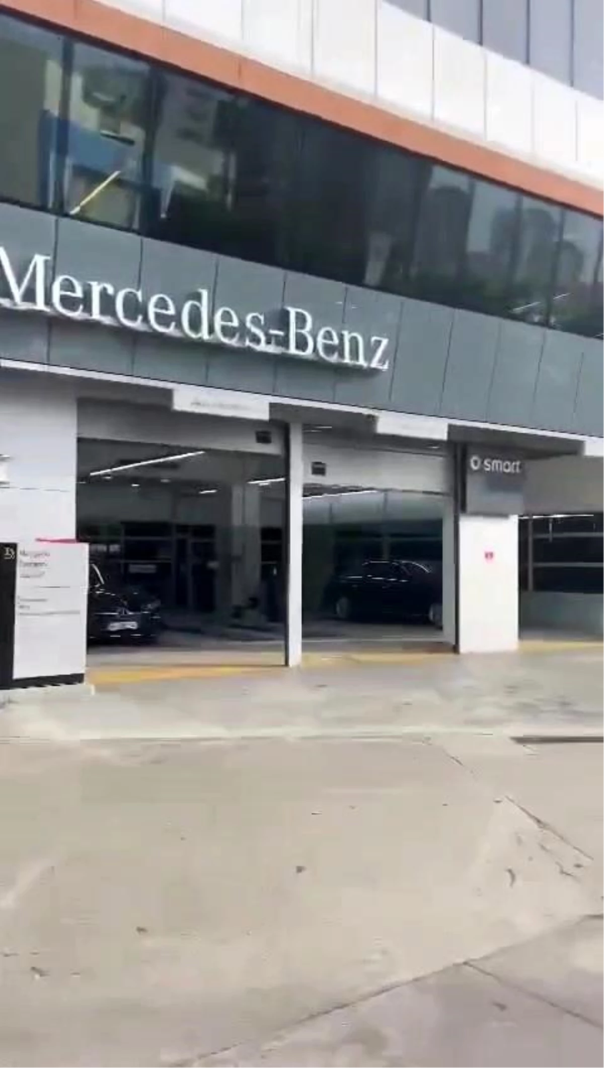 Mercedes Benz Yetkili Servisi Aracı Bakmak İstemeyince Vatandaş Sitem Etti