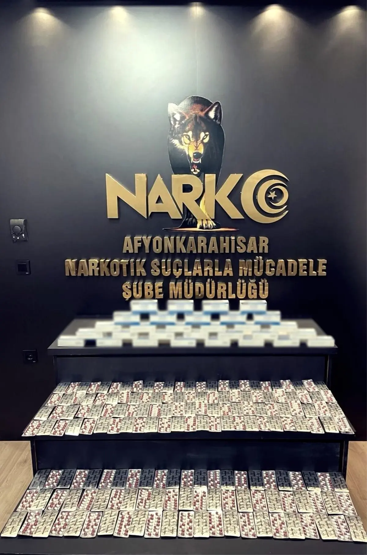 Afyonkarahisar\'da polis kontrol noktasında 2 bin 554 adet uyuşturucu hap ele geçirildi