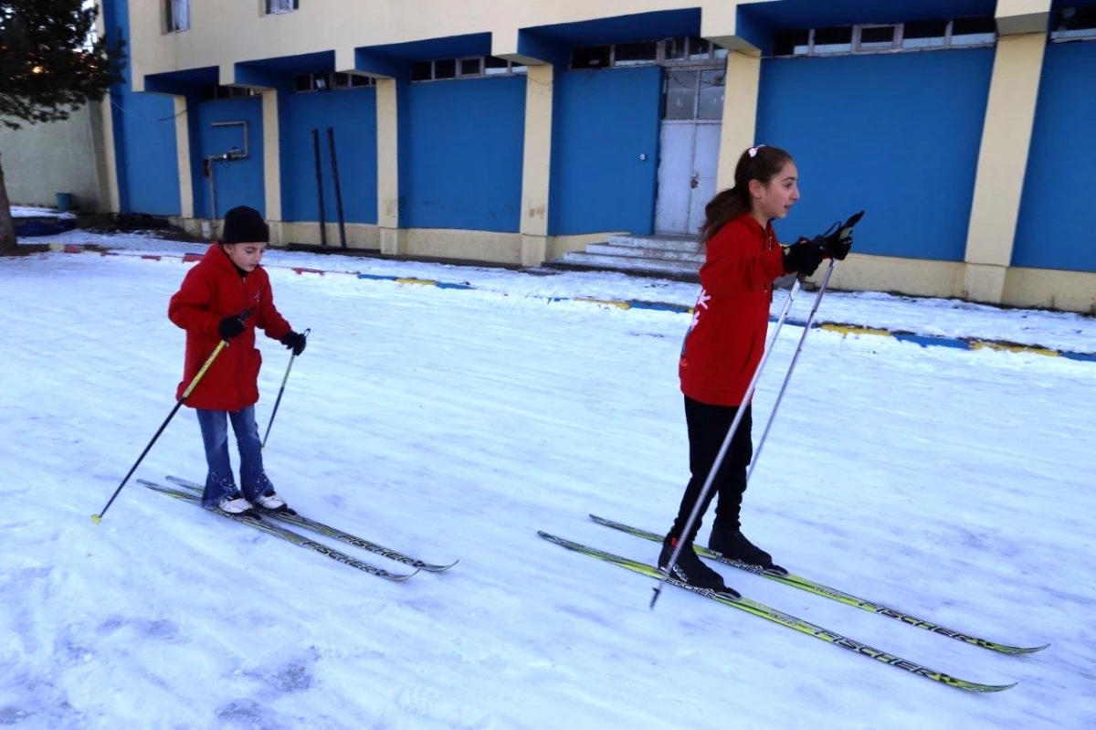 Ağrılı Sporcu Zozan Malkoç, Kız Çocuklarını Kayaklı Koşuyla Buluşturuyor