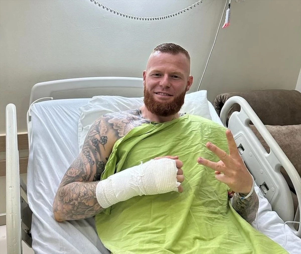 Ahlatcı Çorum FK\'li futbolcu Thomas Verheydt sağ elinden ameliyat edildi