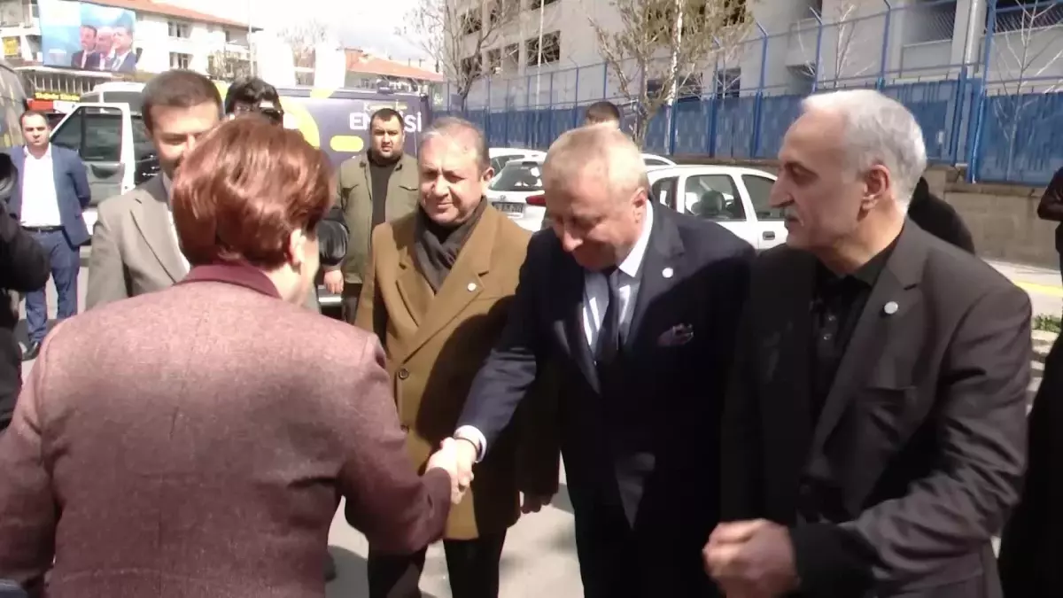 Meral Akşener Keçiören\'de esnaf ziyaretinde bulundu