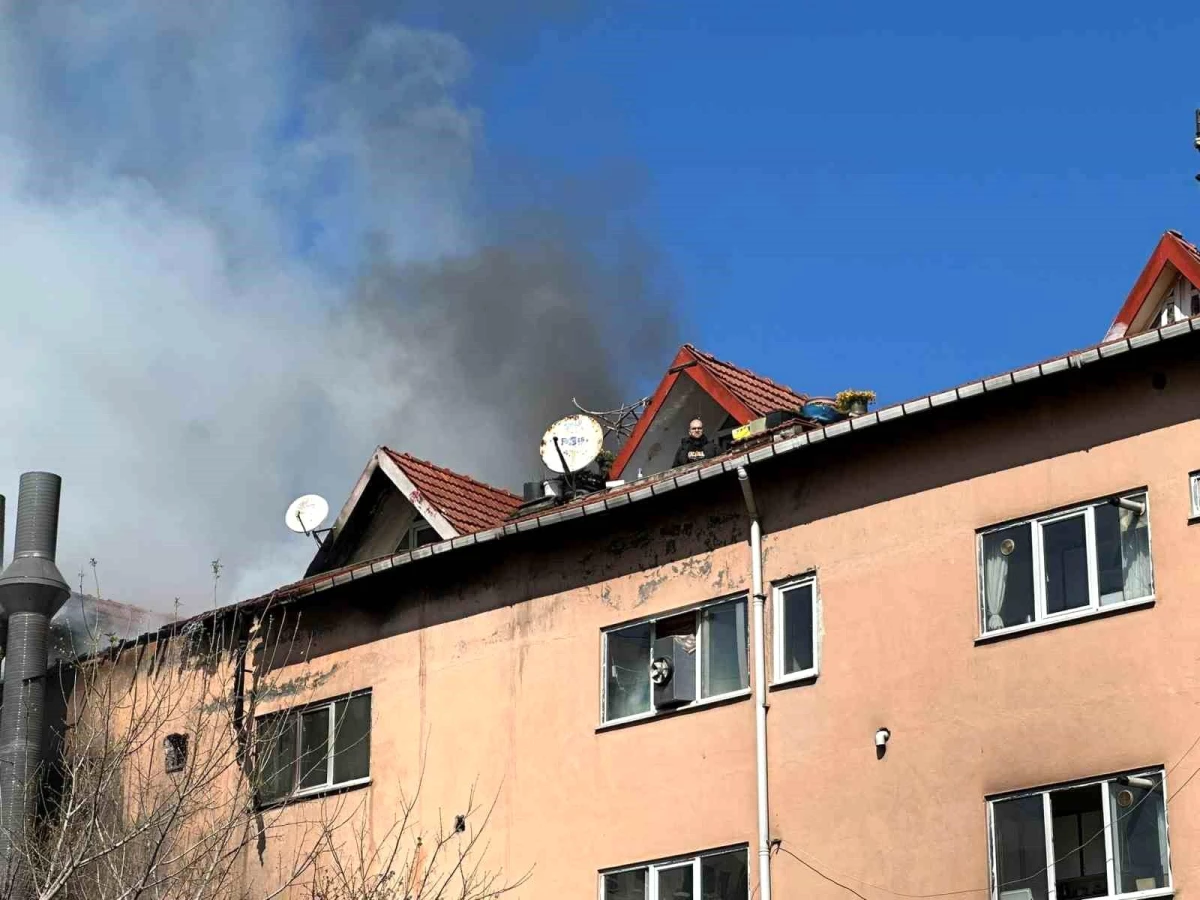 Ataşehir\'de 5 Katlı Binada Otomotiv Servisinde Yangın Çıktı