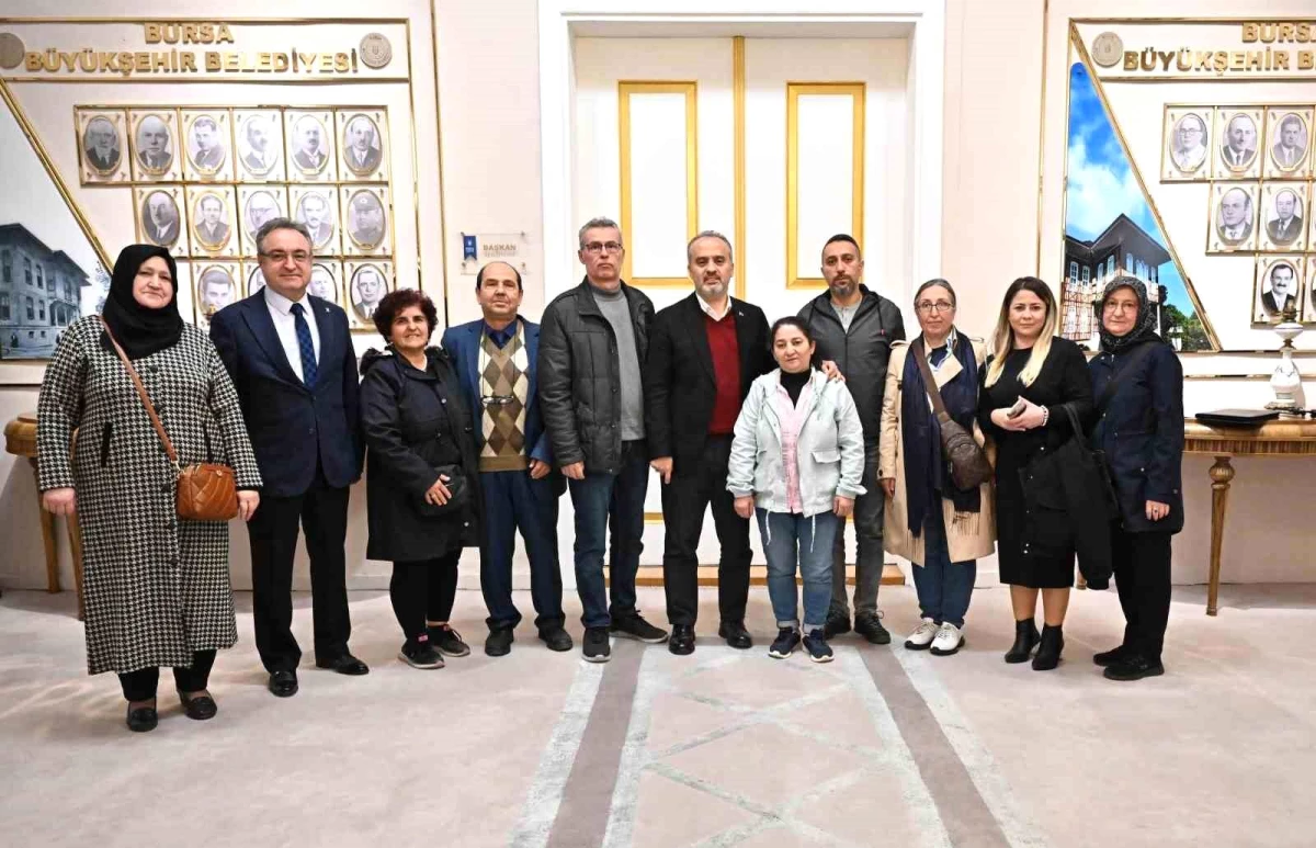 Bursa Büyükşehir Belediye Başkanı Gaziakdemir Mahallesi\'nde Kentsel Dönüşüm Projesi Hakkında İstişare Toplantısı Yaptı