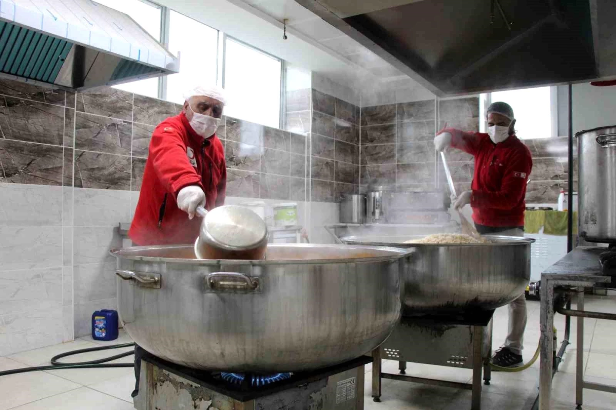Türk Kızılayı, Bingöl\'de ihtiyaç sahiplerine sıcak yemek dağıtıyor