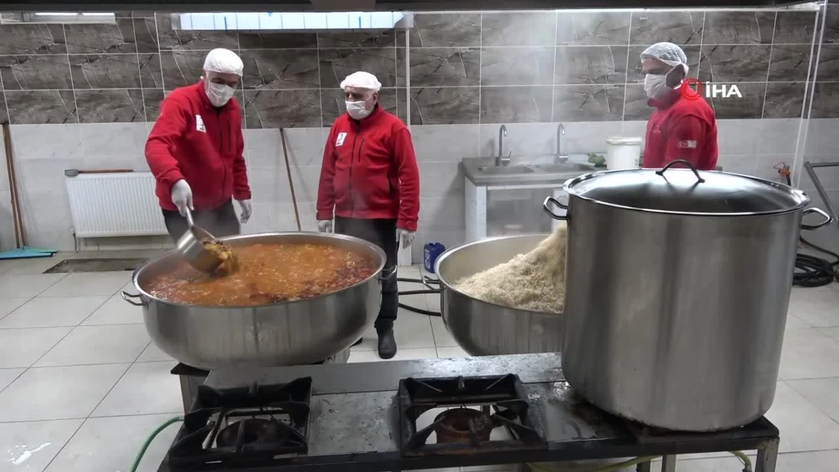 Türk Kızılayı, Ramazan ayında ihtiyaç sahipleri için sıcak yemekler pişiriyor