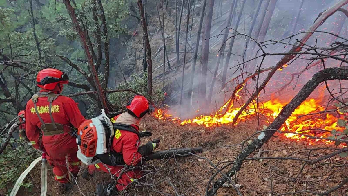 Çin\'de Sichuan eyaletinde çıkan yangın nedeniyle binlerce kişi tahliye edildi