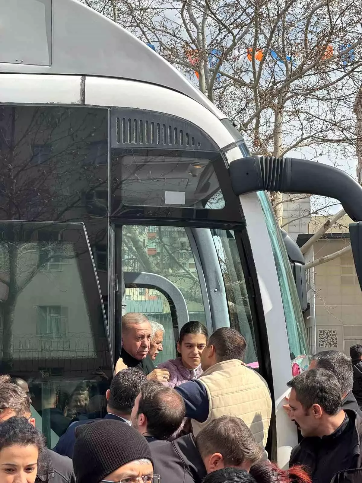 Cumhurbaşkanı Erdoğan Konya\'ya giderken çocuklara hediyeler verdi