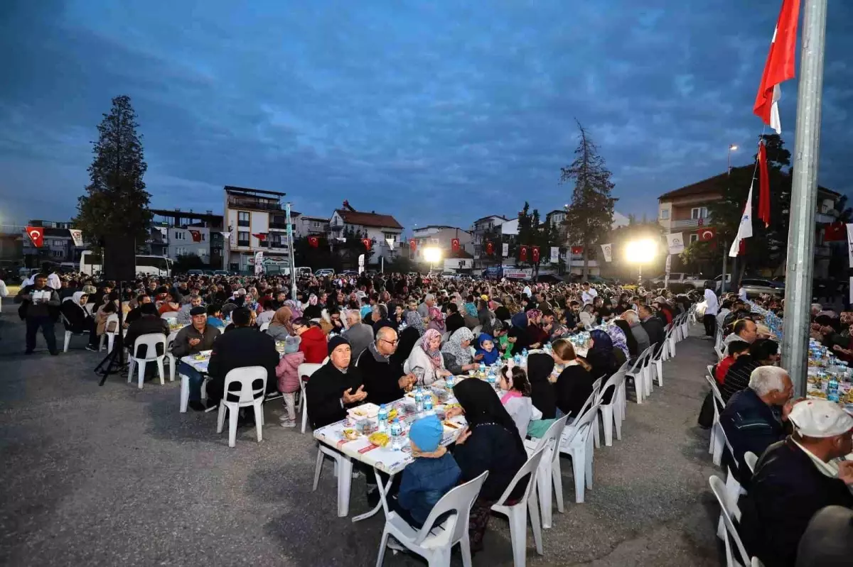 Denizli Büyükşehir Belediyesi Dokuzkavaklar Mahallesi\'nde Mahalle İftarı Düzenledi