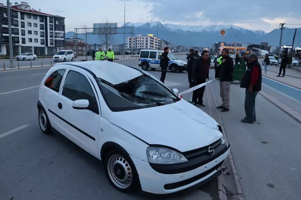 İftar için ekmek almış eve gidiyordu: Otomobilin çarptığı yaya feci şekilde hayatını kaybetti