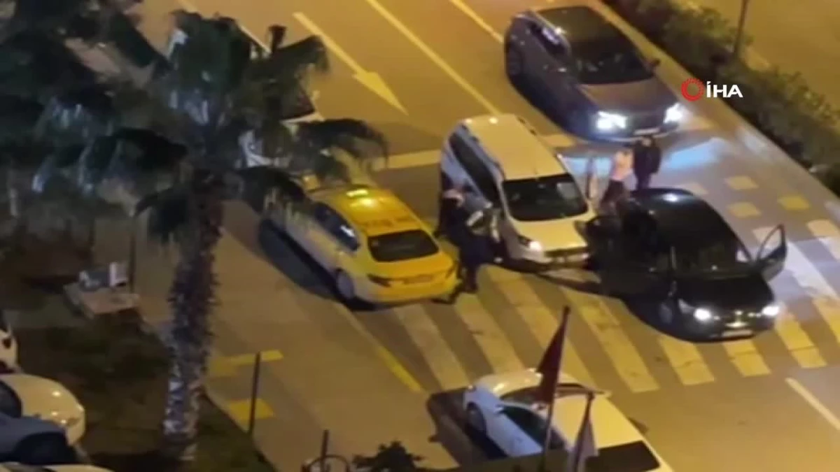 Esenyurt\'ta dehşet anları kamerada: Arabanın önünü kesip sürücüye saldırdılar
