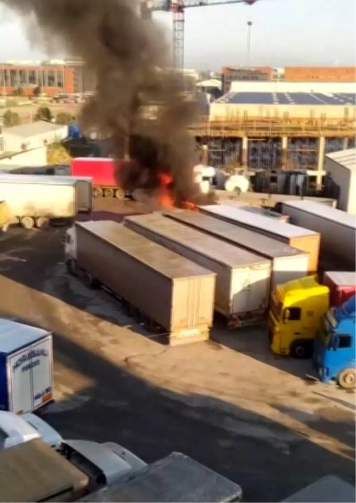 Esenyurt\'ta Silikon Yüklü Tırda Yangın: 4 Tır Kullanılamaz Hale Geldi