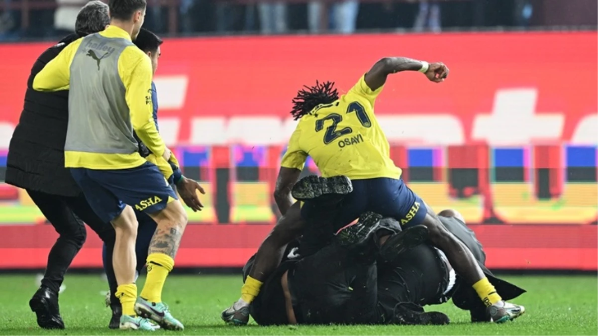 Fenerbahçeli Osayi Samuel, kendisine doğru koşan Trabzonsporlu taraftara yumruk attı