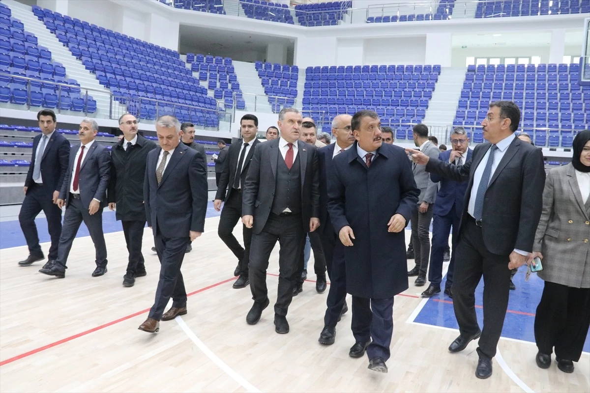 Gençlik ve Spor Bakanı Osman Aşkın Bak, Yeni Malatya Stadyumu\'nda incelemelerde bulundu