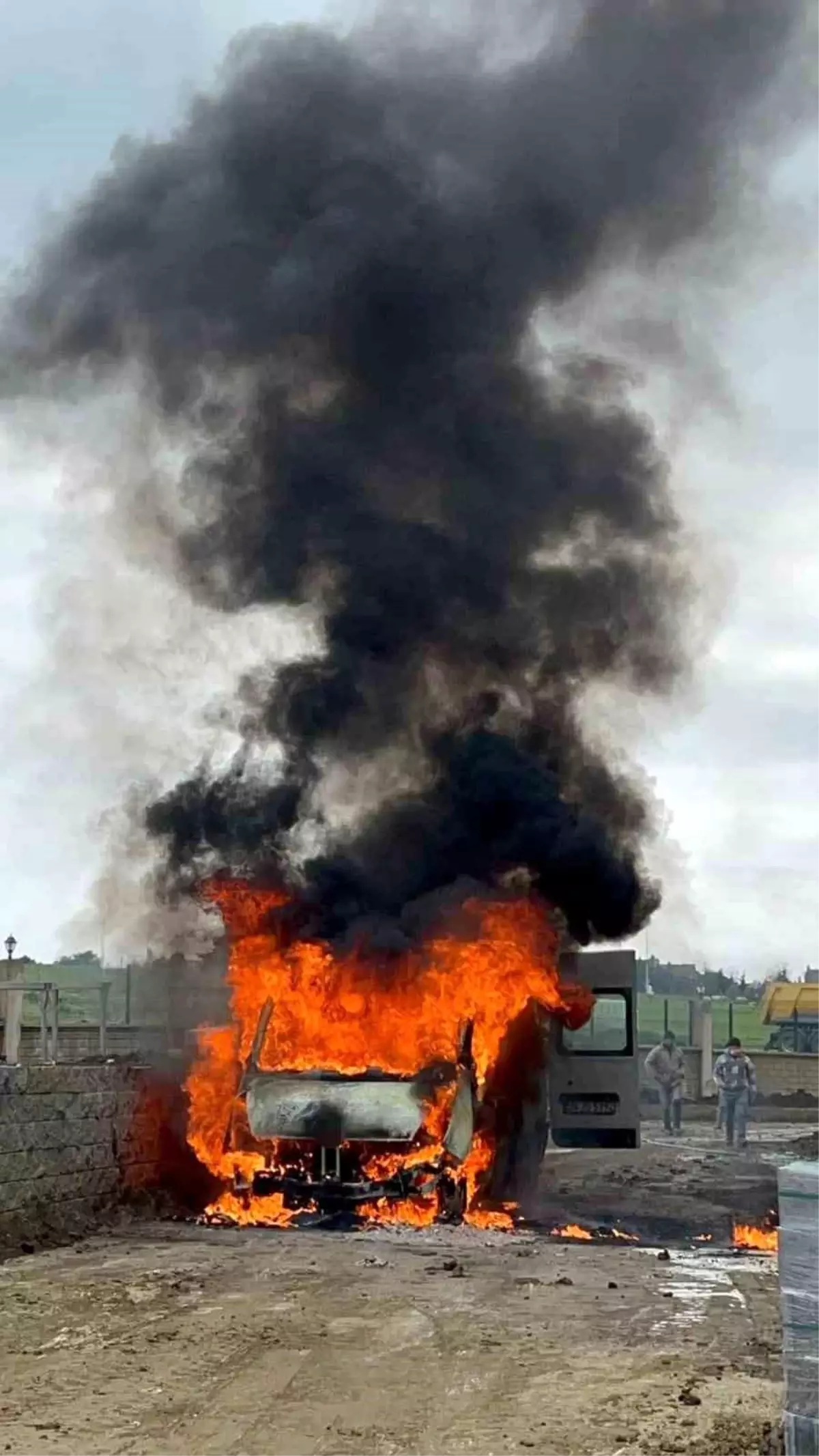 Silivri\'de park halindeki ticari araç yanarak kullanılamaz hale geldi