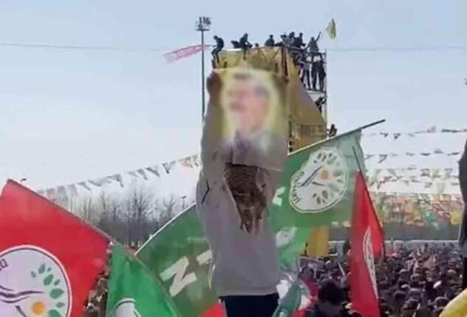 İstanbul Yenikapı'daki Nevruz kutlamalarında terör örgütü elebaşı Öcalan'ın posterleri açıldı