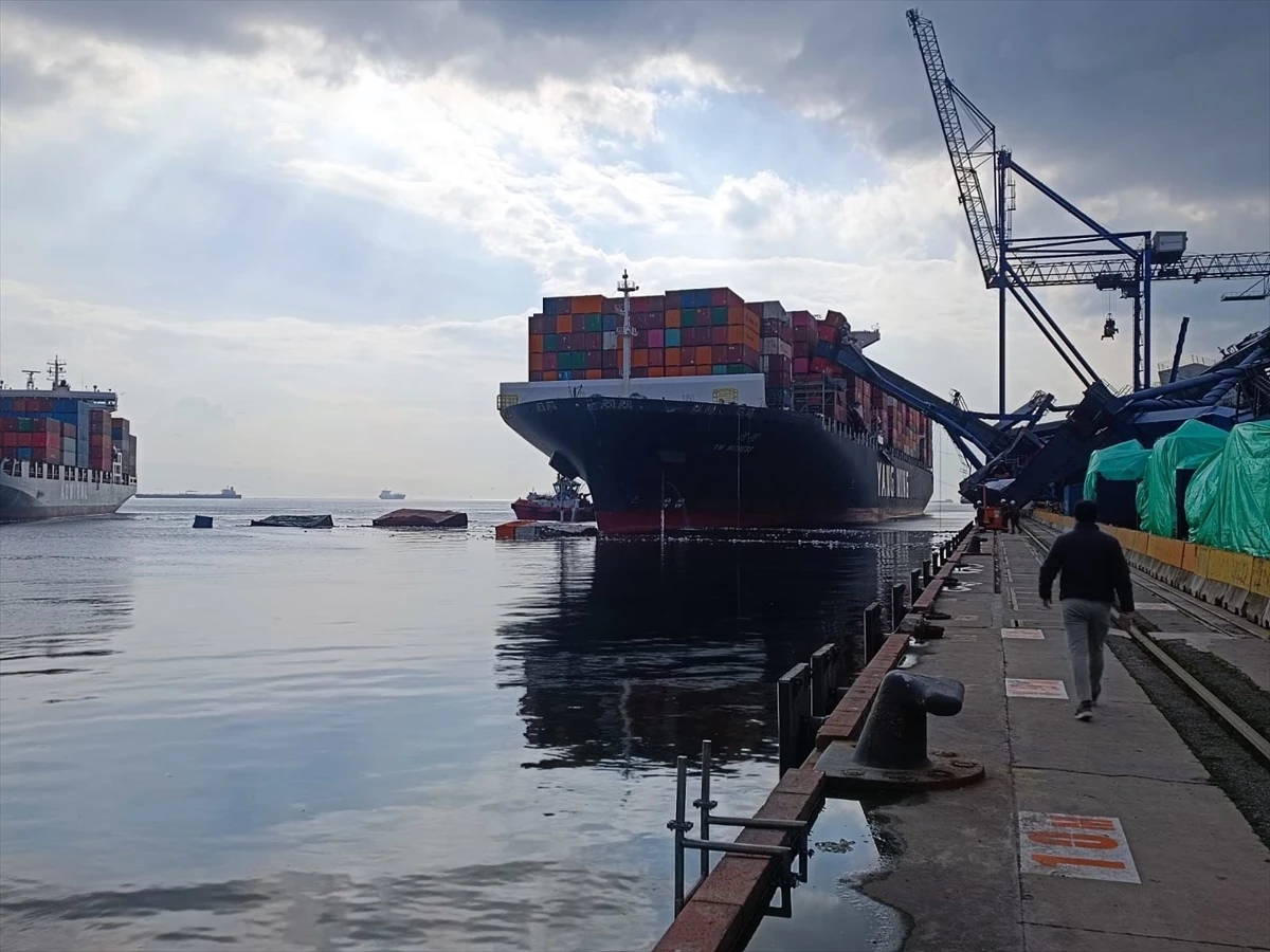 Kocaeli Körfez Limanı\'nda Gemi Kazası: Vinçler Devrildi