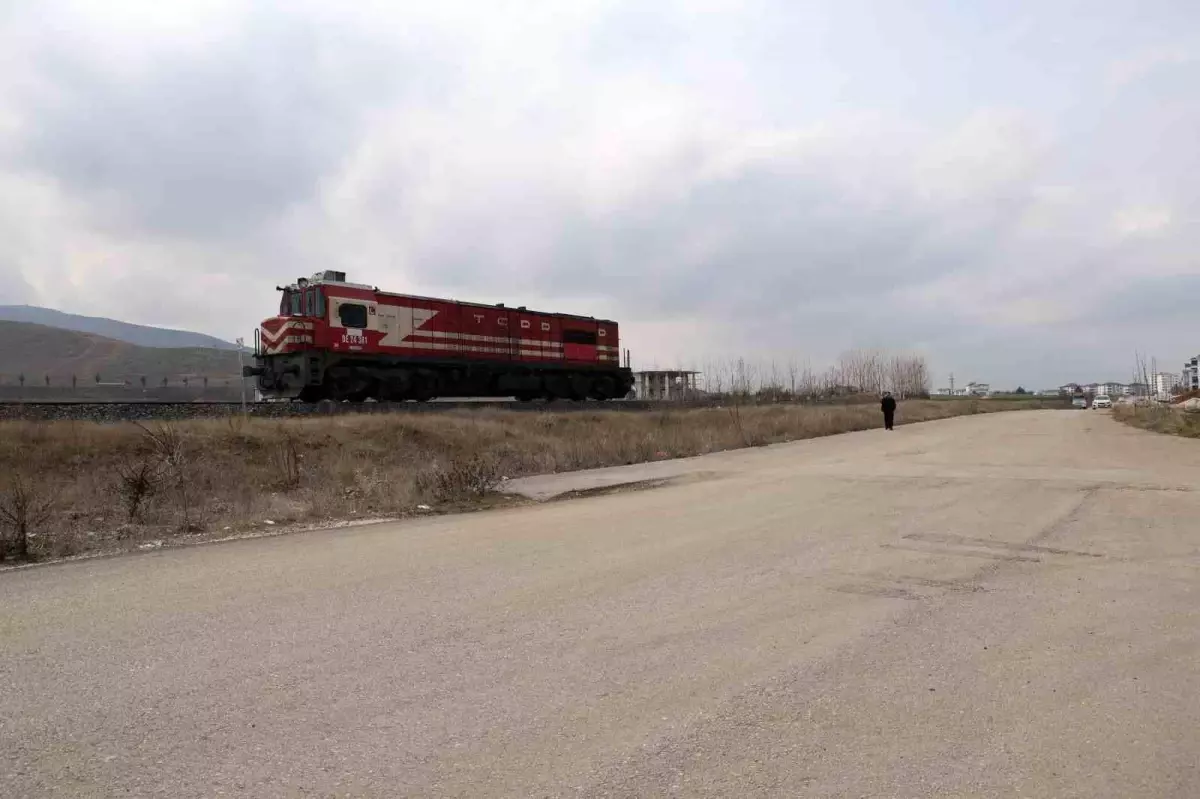 Elazığ\'da Lokomotifin Çarptığı Yaşlı Adam Yaralandı