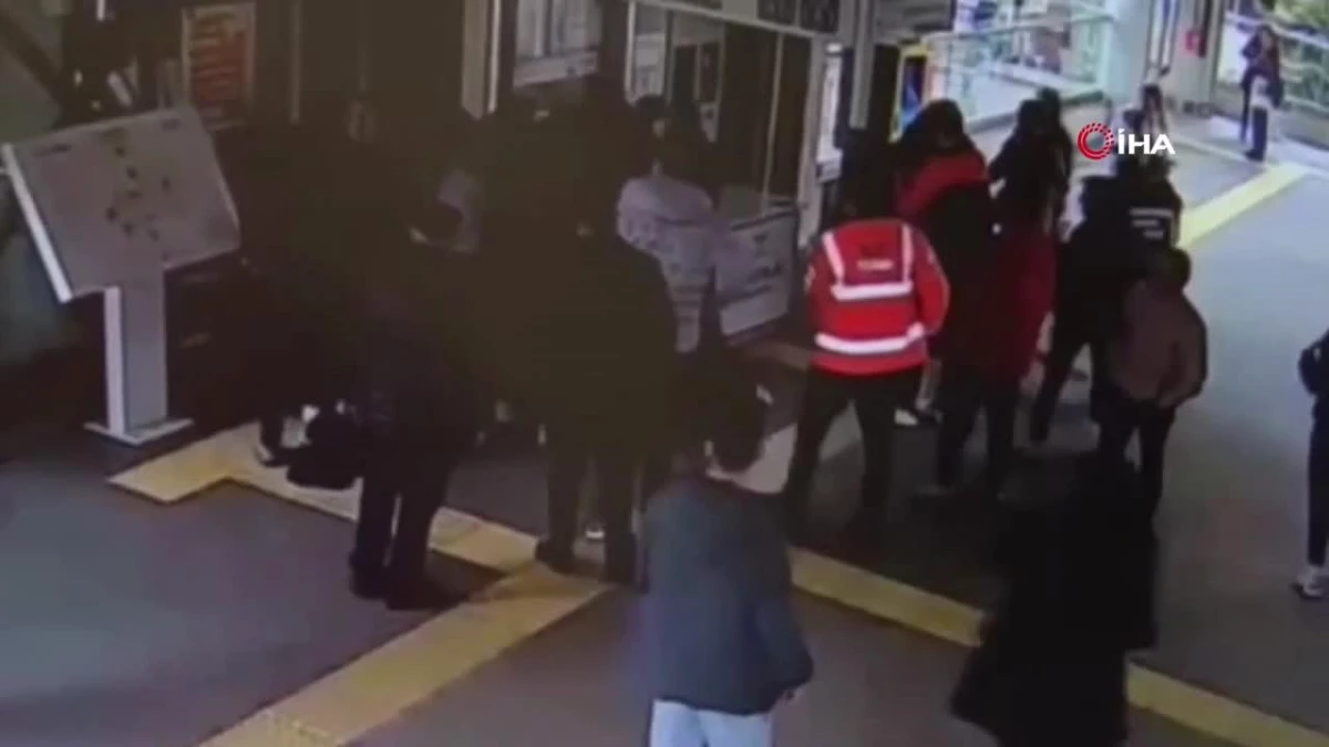 Marmaray\'da temizlik personeli, kadın güvenliğe bıçakla saldırdı, o anlar kamerada