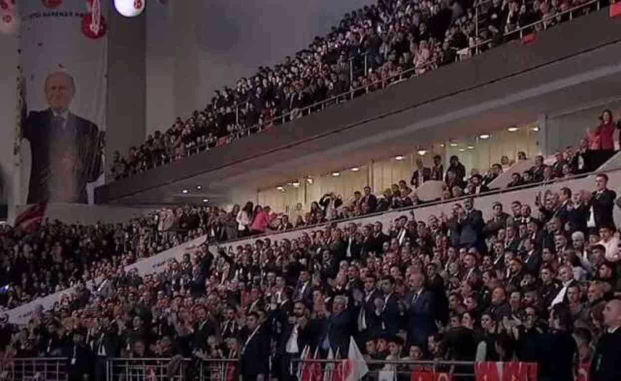 MHP'de büyük kurultay günü! Talihsiz bir kaza yaşayan Bahçeli'nin kürsüye kol askısıyla çıktığı görüldü MHP'de büyük kurultay günü! Talihsiz bir kaza yaşayan Bahçeli'nin kürsüye kol askısıyla çıktığı görüldü