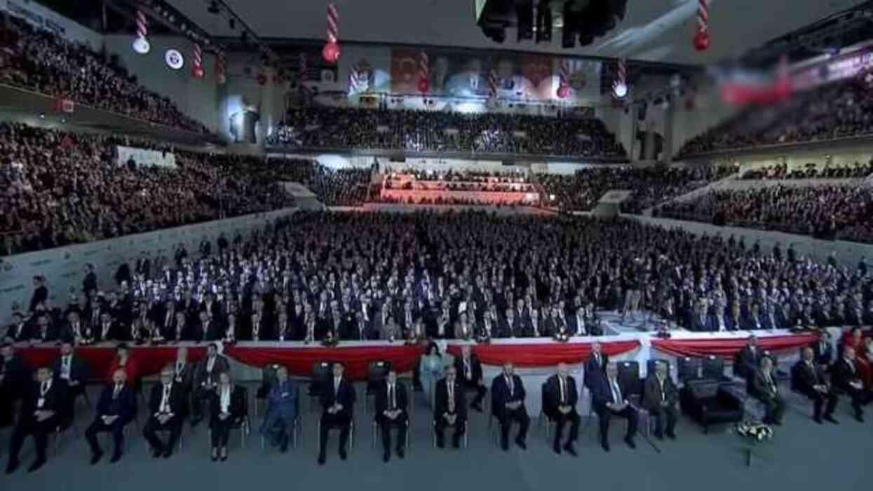 MHP'de büyük kurultay günü! Talihsiz bir kaza yaşayan Bahçeli'nin kürsüye kol askısıyla çıktığı görüldü MHP'de büyük kurultay günü! Talihsiz bir kaza yaşayan Bahçeli'nin kürsüye kol askısıyla çıktığı görüldü