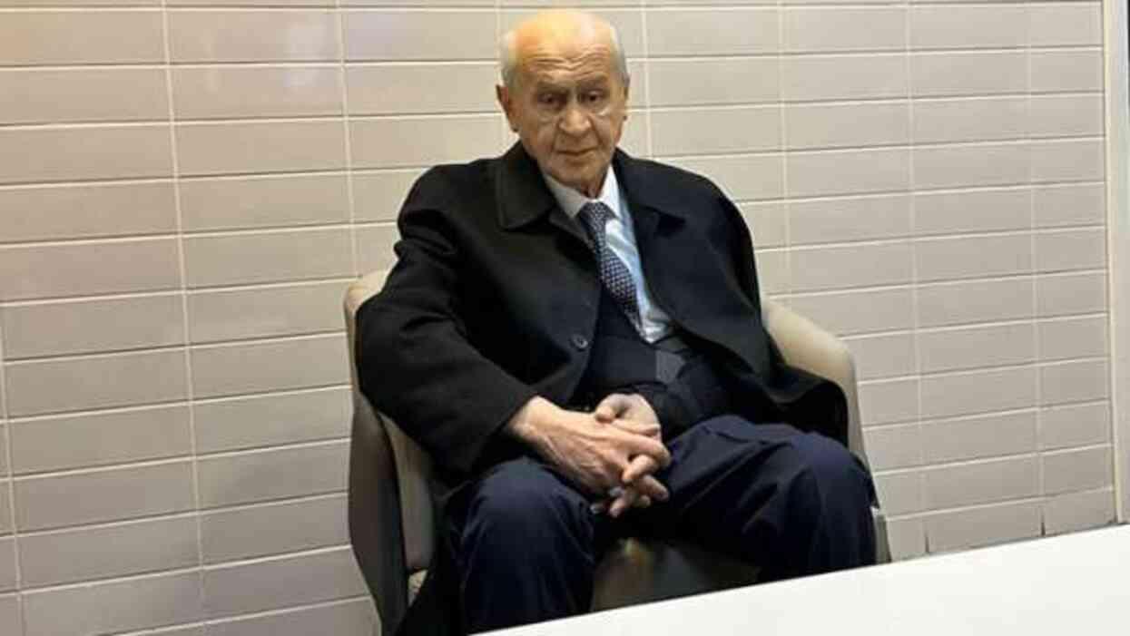 MHP'de büyük kurultay günü! Talihsiz bir kaza yaşayan Bahçeli'nin kürsüye kol askısıyla çıktığı görüldü MHP'de büyük kurultay günü! Talihsiz bir kaza yaşayan Bahçeli'nin kürsüye kol askısıyla çıktığı görüldü