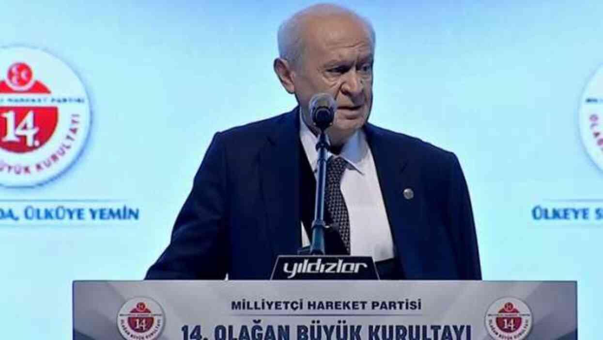 MHP'de büyük kurultay günü! Talihsiz bir kaza yaşayan Bahçeli'nin kürsüye kol askısıyla çıktığı görüldü MHP'de büyük kurultay günü! Talihsiz bir kaza yaşayan Bahçeli'nin kürsüye kol askısıyla çıktığı görüldü