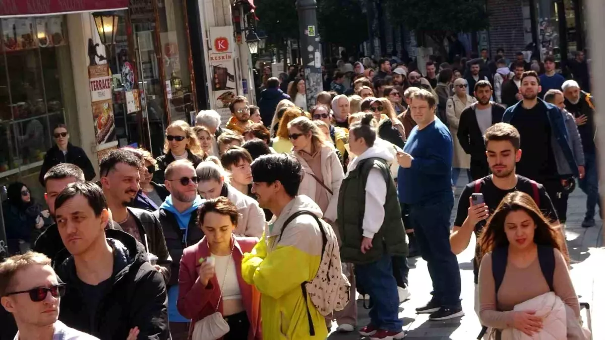 Rusya Seçimleri İçin İstanbul Başkonsolosluğu\'nda Uzun Kuyruklar Oluştu