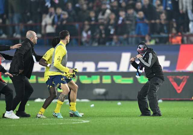 Trabzonspor-Fenerbahçe maçının sonunda taraftarlar sahaya girdi