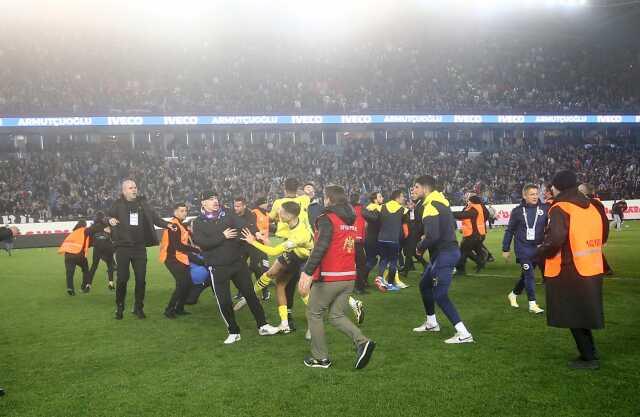 Trabzonspor-Fenerbahçe maçının sonunda taraftarlar sahaya girdi