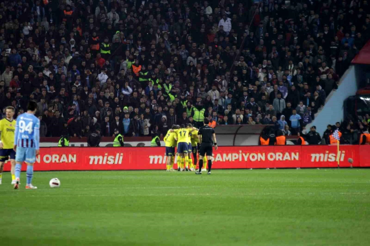 Trabzonspor ile Fenerbahçe arasındaki maçta Fenerbahçe\'nin 2-0 üstünlüğü