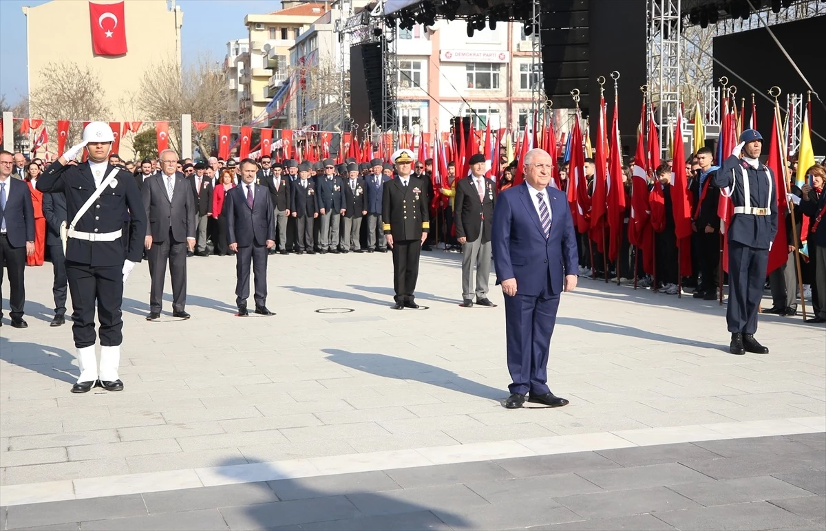 Çanakkale\'de Milli Savunma Bakanı Yaşar Güler tarafından altın madalya takılan Türk bayrağı göndere çekildi