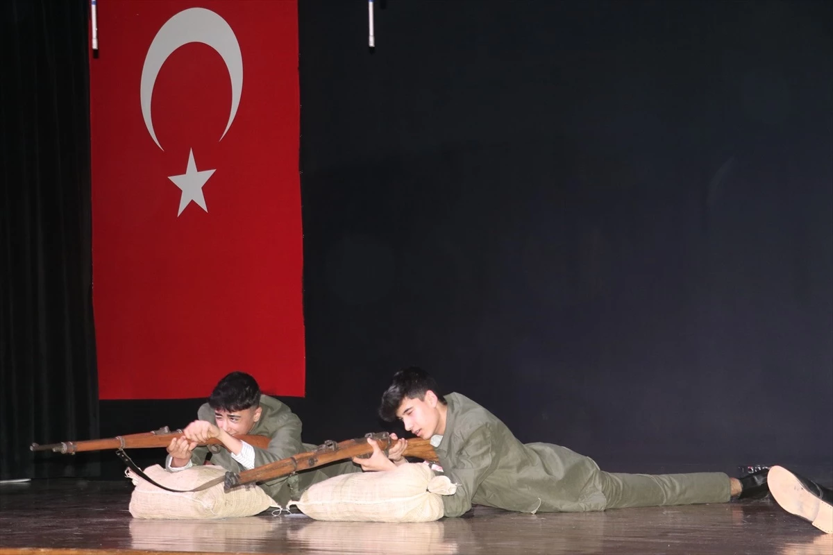 Gaziantep\'te Liseli Öğrencilerden Çanakkale Tiyatro Gösterisi