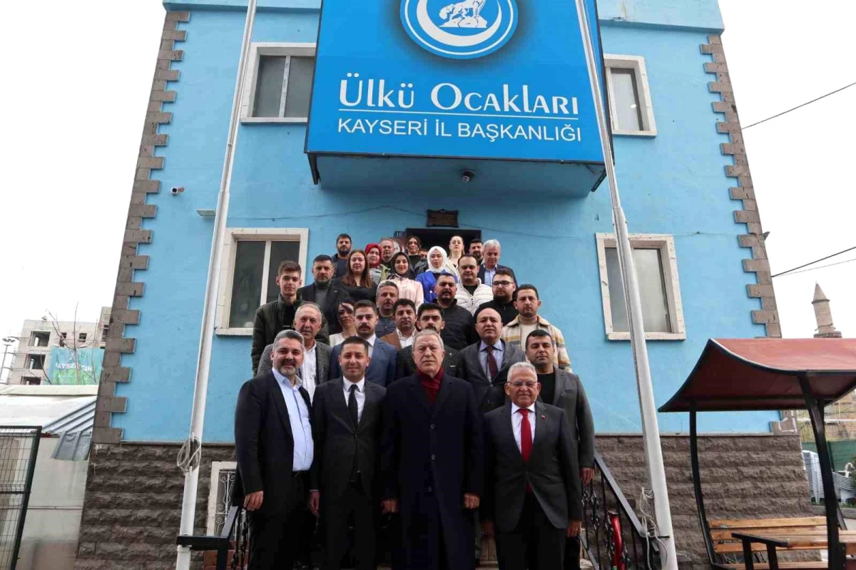Kayseri Büyükşehir Belediye Başkanı Dr. Memduh Büyükkılıç, Ülkü Ocakları ve Alperen Ocakları\'nı ziyaret etti