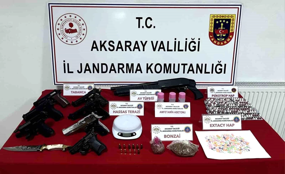 Aksaray\'da Uyuşturucu Operasyonu: Şüphelinin Evinden Uyuşturucu ve Silahlar Ele Geçirildi