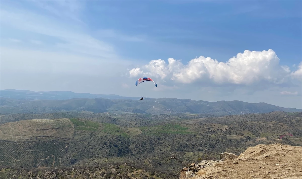 Manisa Alaşehir\'de Yamaç Paraşütü Etkinliği Düzenlendi