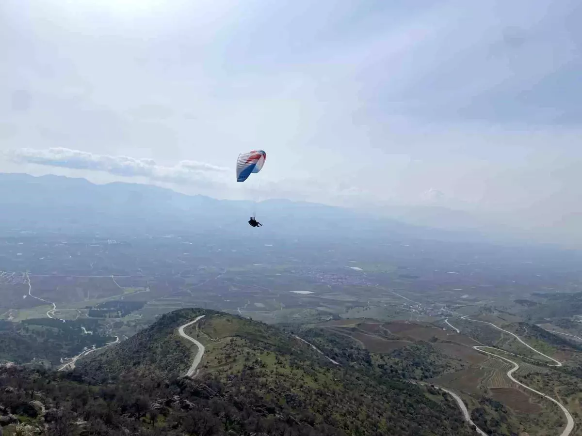 Alaşehir\'de Yamaç Paraşütü Pisti Açıldı