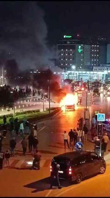 Anadolu Birliği Partisi Bursa Büyükşehir adayının seçim minibüsü çıkan yangında küle döndü