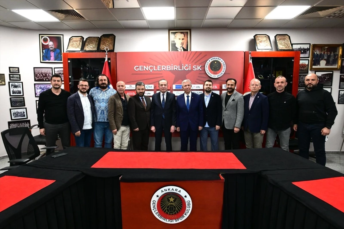 Ankara Büyükşehir Belediye Başkanı Mansur Yavaş, Gençlerbirliği Kulübünü ziyaret etti