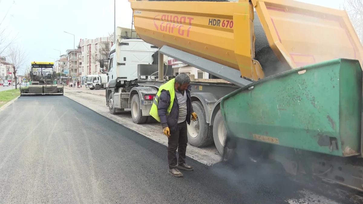 Antalya Büyükşehir Belediyesi Kepez Ceyhan Caddesi\'nde Sıcak Asfalt Çalışması Yaptı