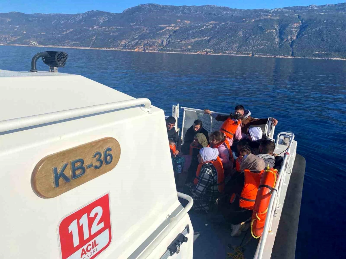 Antalya\'da lastik botla Yunanistan\'a geçmeye çalışan 13 düzensiz göçmen yakalandı